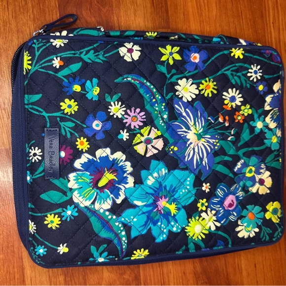 Vera Bradley Floral iPad / Tablet  Organizer Case. - Picture 2 of 4